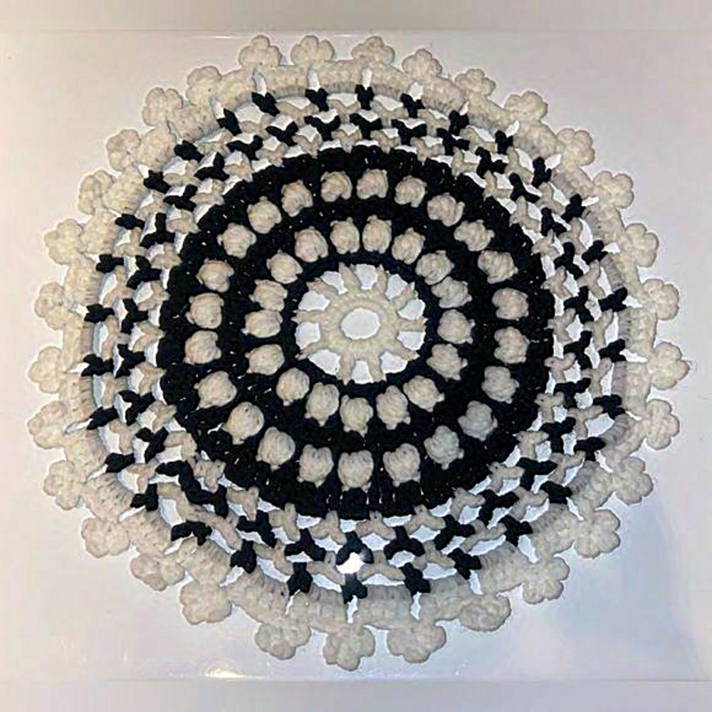 3/30$ Home decor Vintage round black and‎ white crochet doily